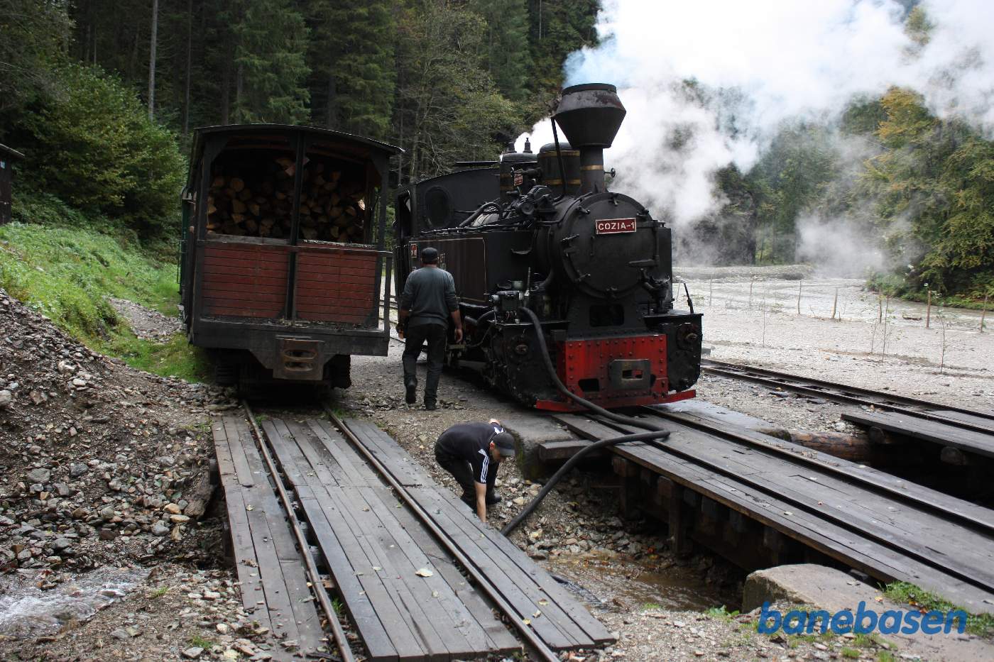 Udflugtstoget tager vand på turistholdepladsen