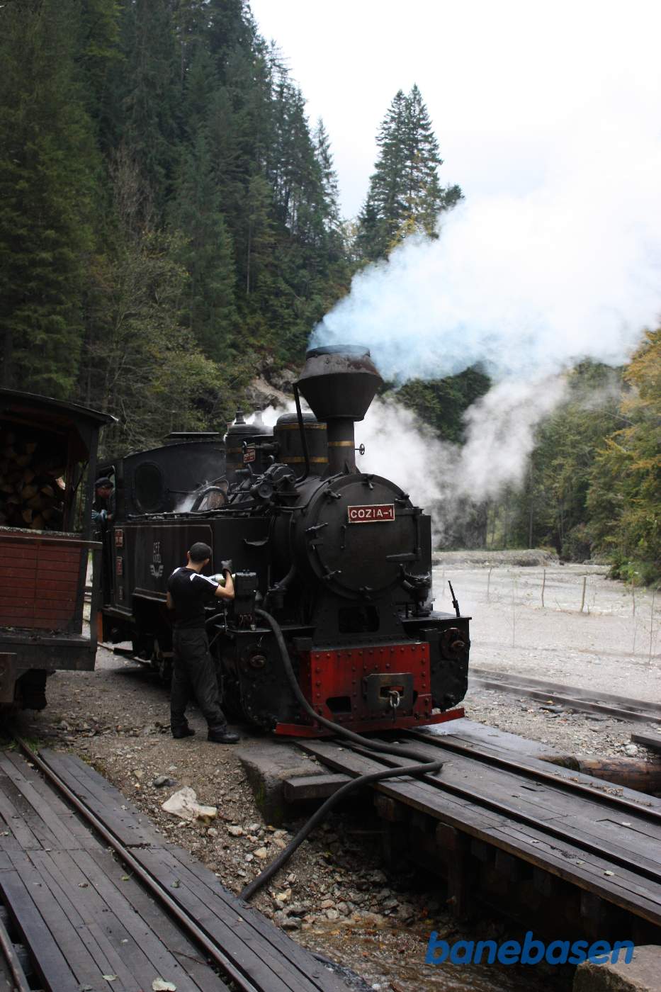Udflugtstoget tager vand på turistholdepladsen