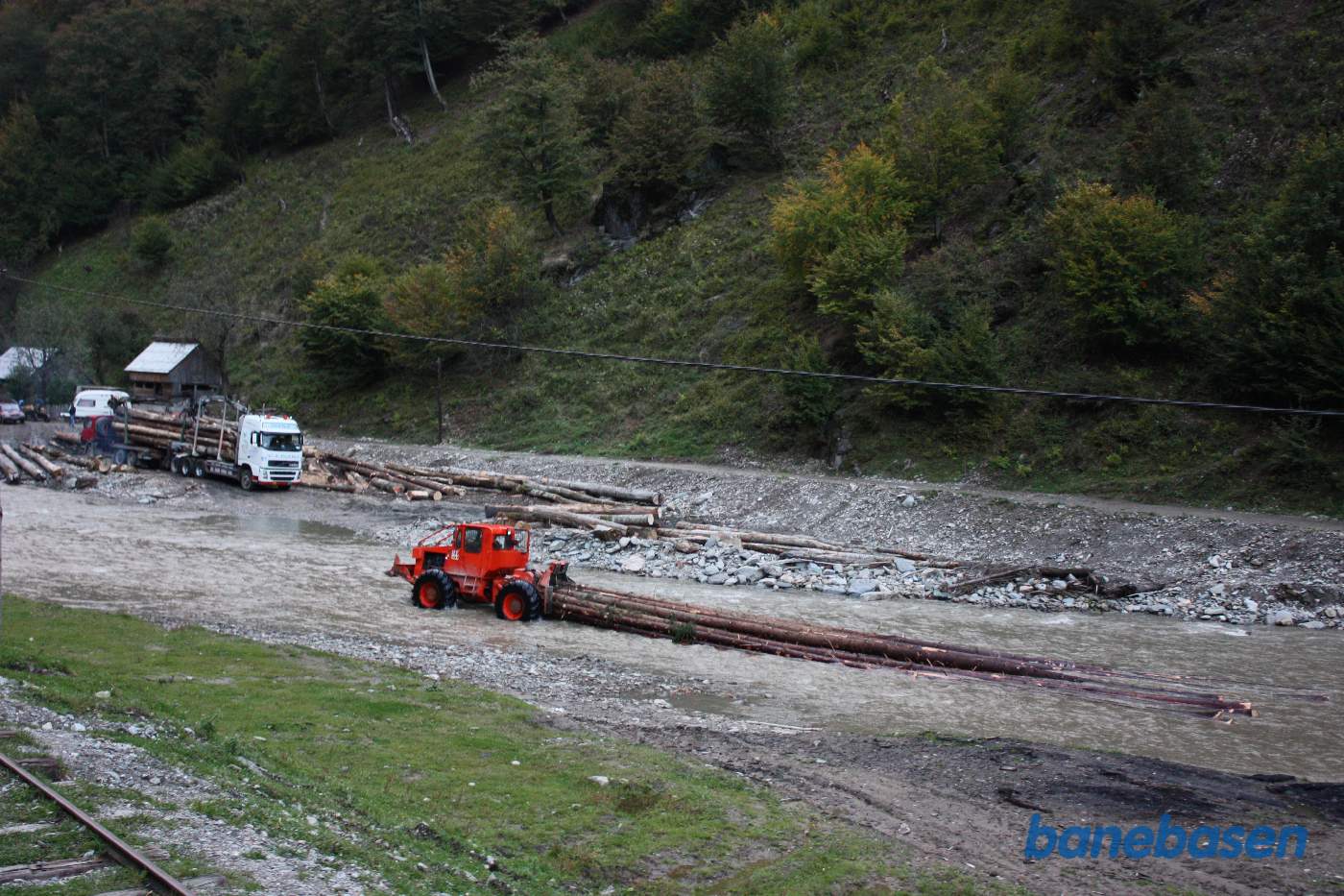 Arbejdskøretøj køre ude floden