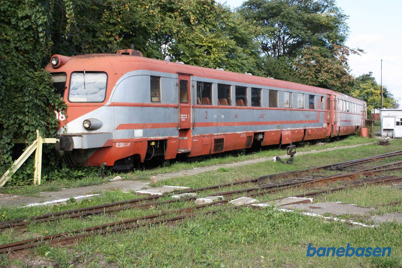 Arad. Motortog på depotet