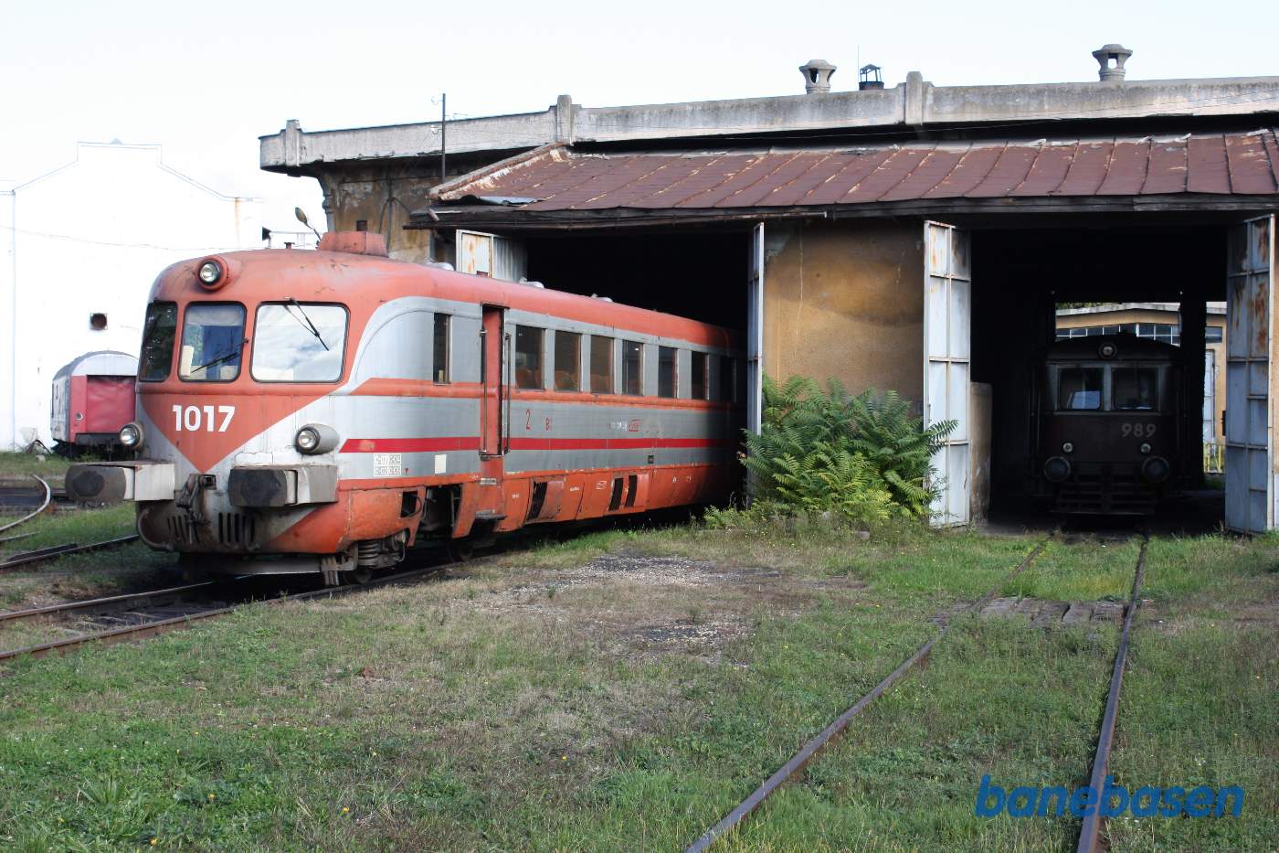 Arad. Motortog og motorvogn i depot