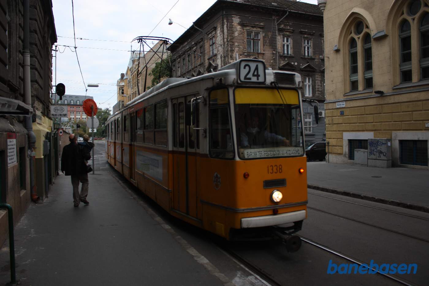 Budapest. Sporvogn i gade ud til Banegårdspladsen