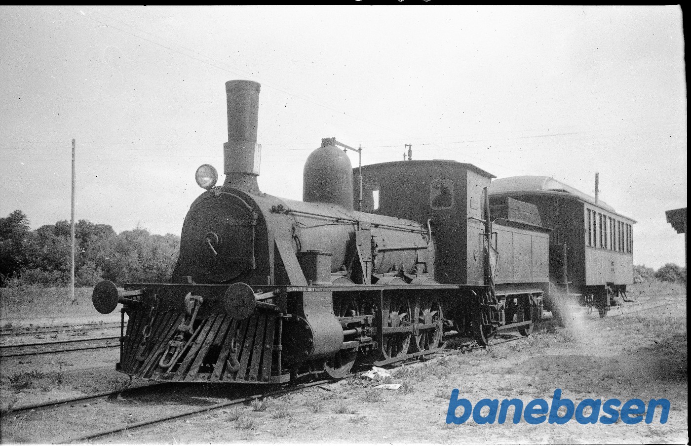 Ved remisen, lok med personvogn Ved remisen, lok med personvogn