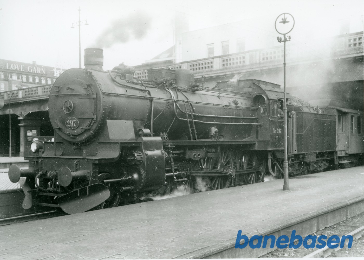 Damplokomotiv T 297 med persontog på Aarhus H Damplokomotiv T 297 med persontog på Aarhus H