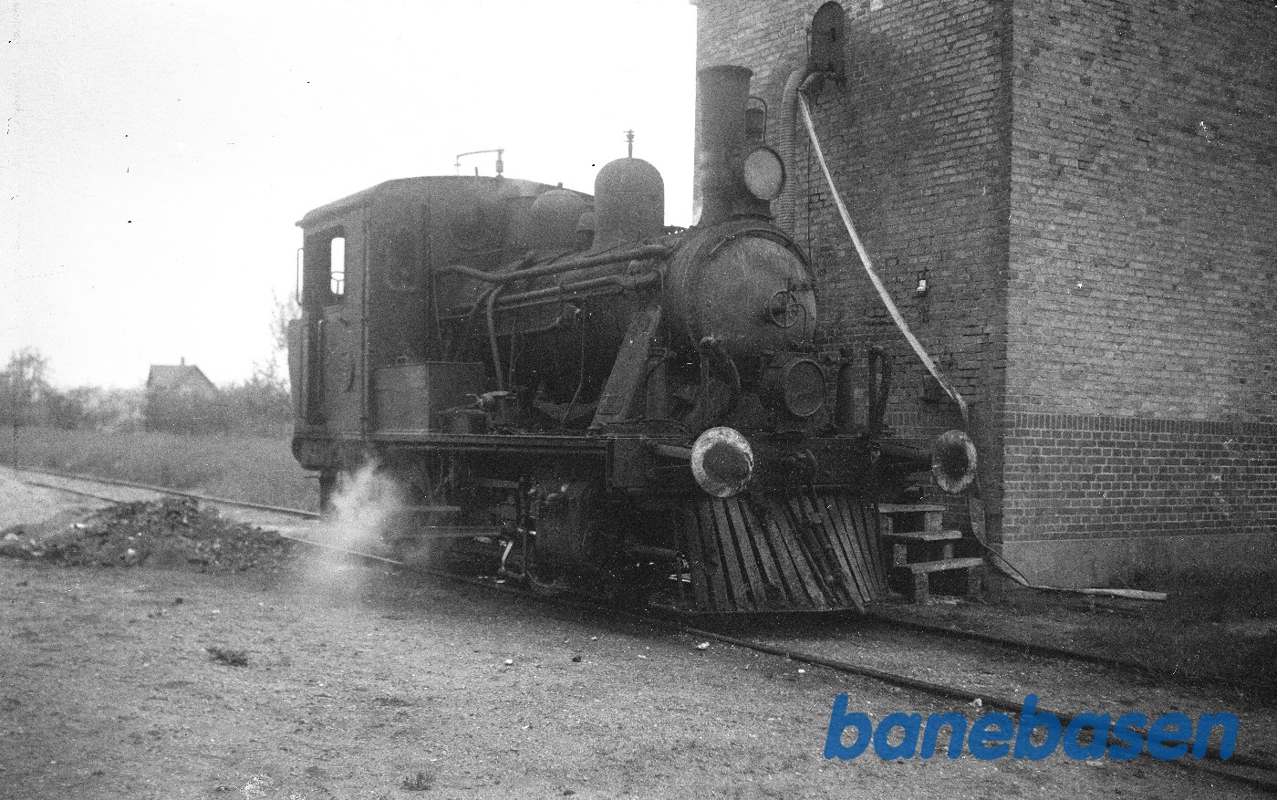 Damplokomotiv AB 3 tager vand på Dragør station Damplokomotiv AB 3 tager vand på Dragør station