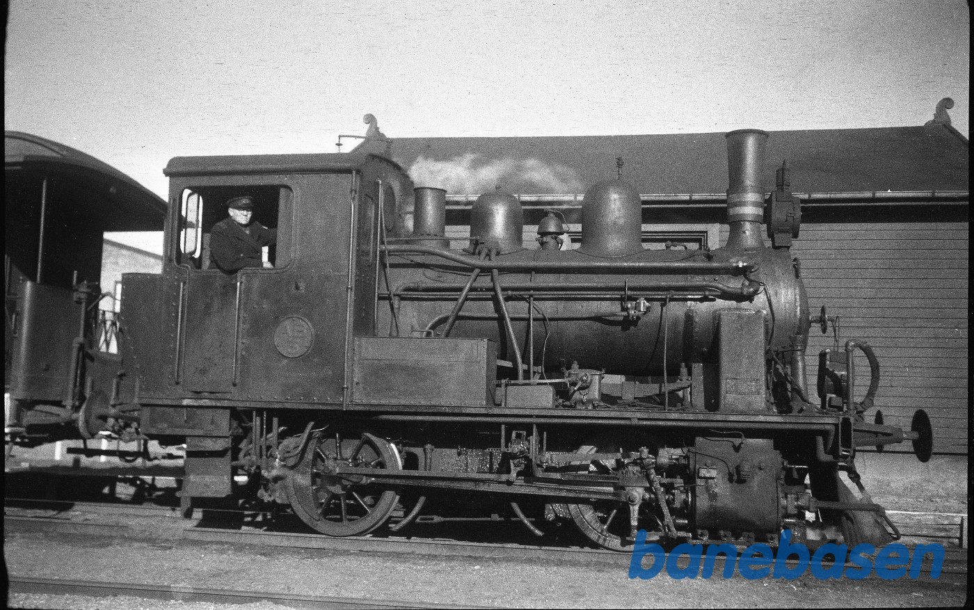 Damplokomotiv AB 3 med persontog på Amagerbro Station Damplokomotiv AB 3 med persontog på Amagerbro Station