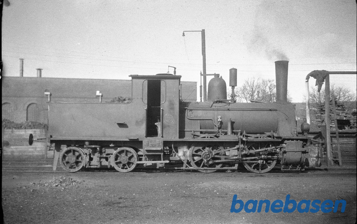 Damplokomotiv KSB 6 uden ejendomsmærke og nummer på maskindepotet på København L Damplokomotiv KSB 6 uden ejendomsmærke og nummer på maskindepotet på København L