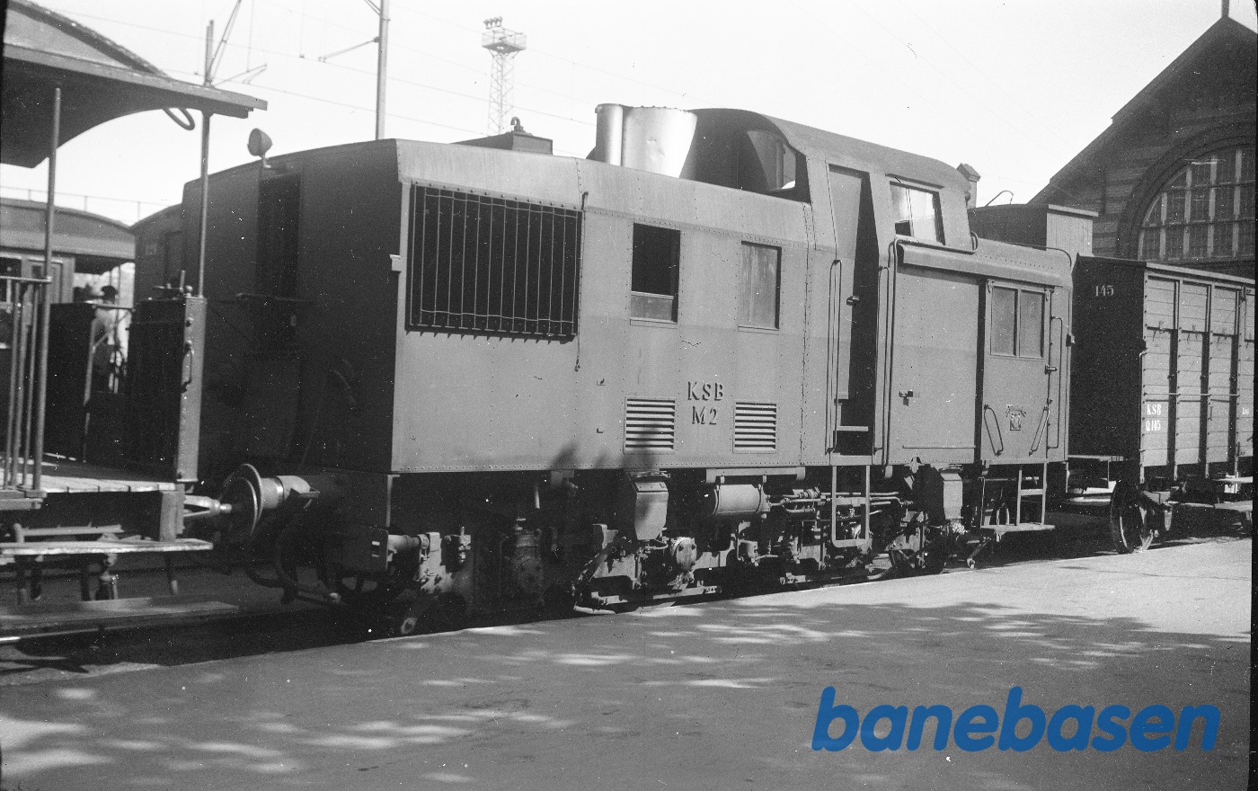 Motorlokomotiv M 2 og godsvogn Q 145 på København L Motorlokomotiv M 2 og godsvogn Q 145 på København L
