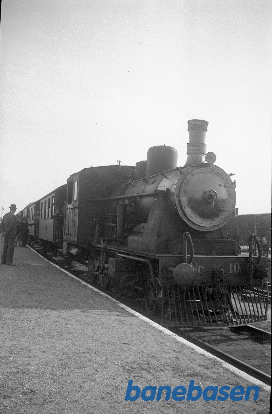 Damplokomotiv GDS nr. 10 med persontog på Hillerød station Damplokomotiv GDS nr. 10 med persontog på Hillerød station