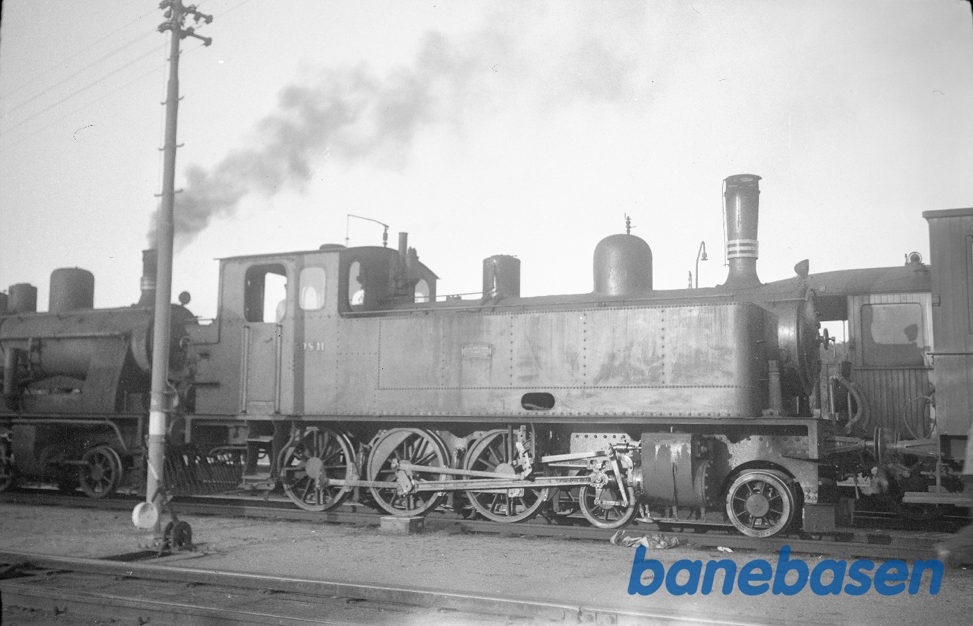 Damplokomotiv GDS nr. 11 og nr. 9 eller 10 med tog på Hillerød station Damplokomotiv GDS nr. 11 og nr. 9 eller 10 med tog på Hillerød station