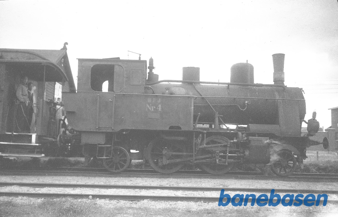 Damplokomotiv HFJ nr. 4 med persontog på Amagerbro Station Damplokomotiv HFJ nr. 4 med persontog på Amagerbro Station