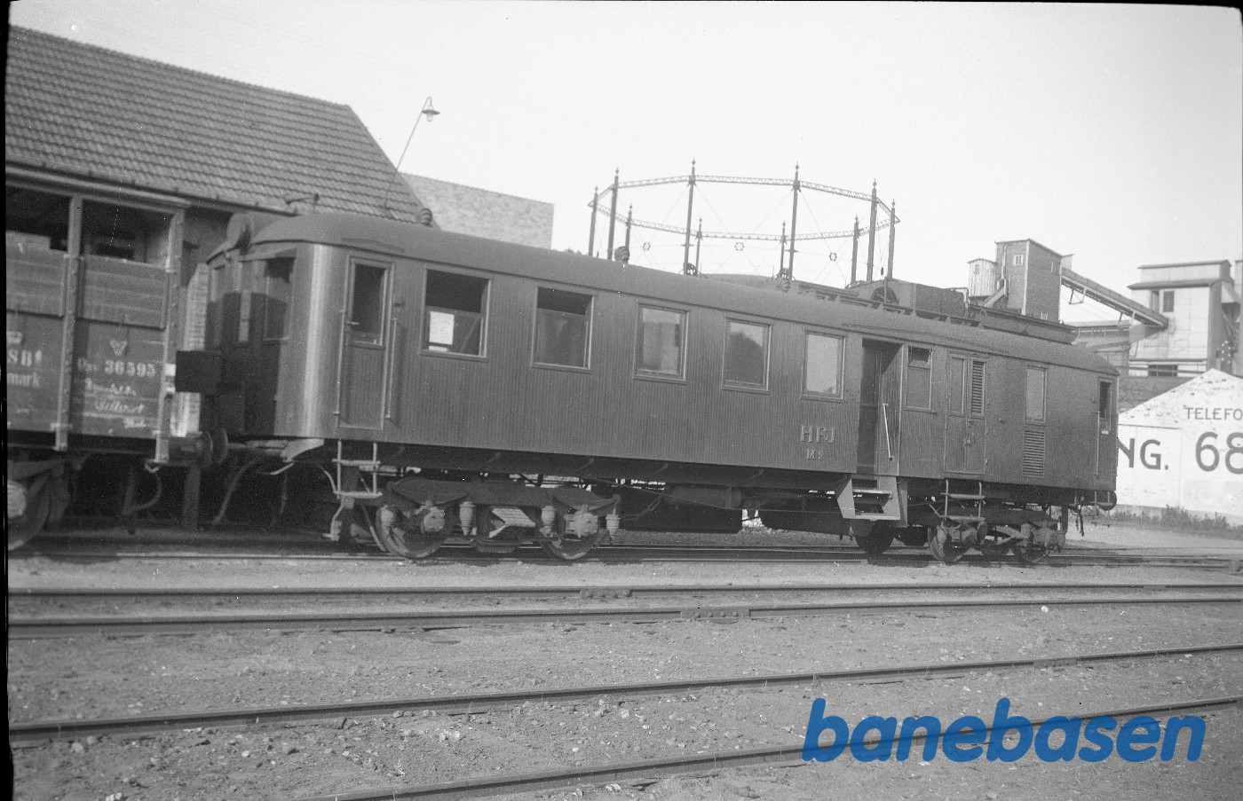 Motorvogn HFJ M 2 rangerer med godsvogn ved pakhuset på Hillerød Lokalstation Motorvogn HFJ M 2 rangerer med godsvogn ved pakhuset på Hillerød Lokalstation