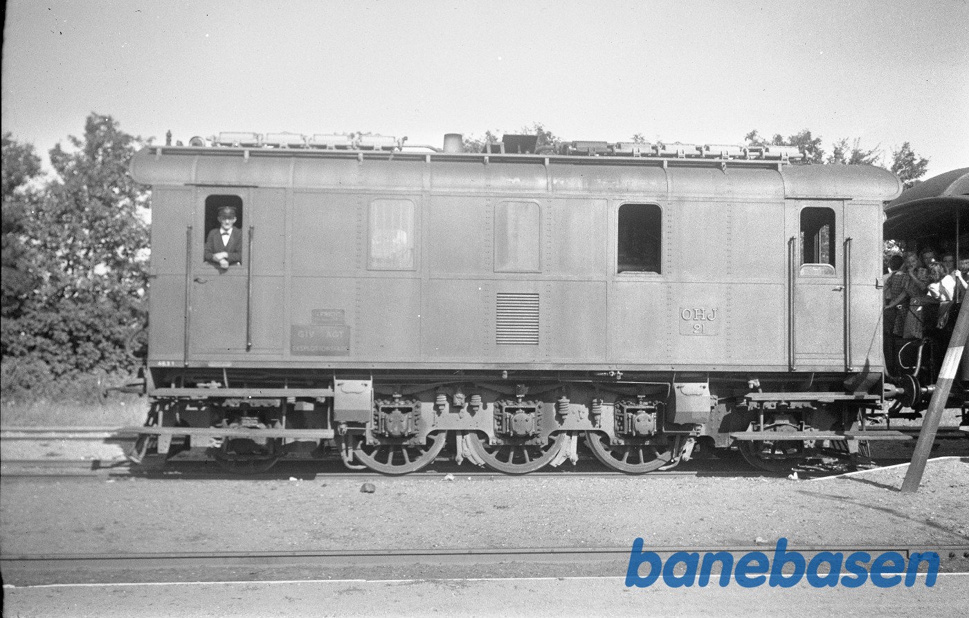 Diesellokomotiv OHJ 21 med persontog i Holbæk Diesellokomotiv OHJ 21 med persontog i Holbæk