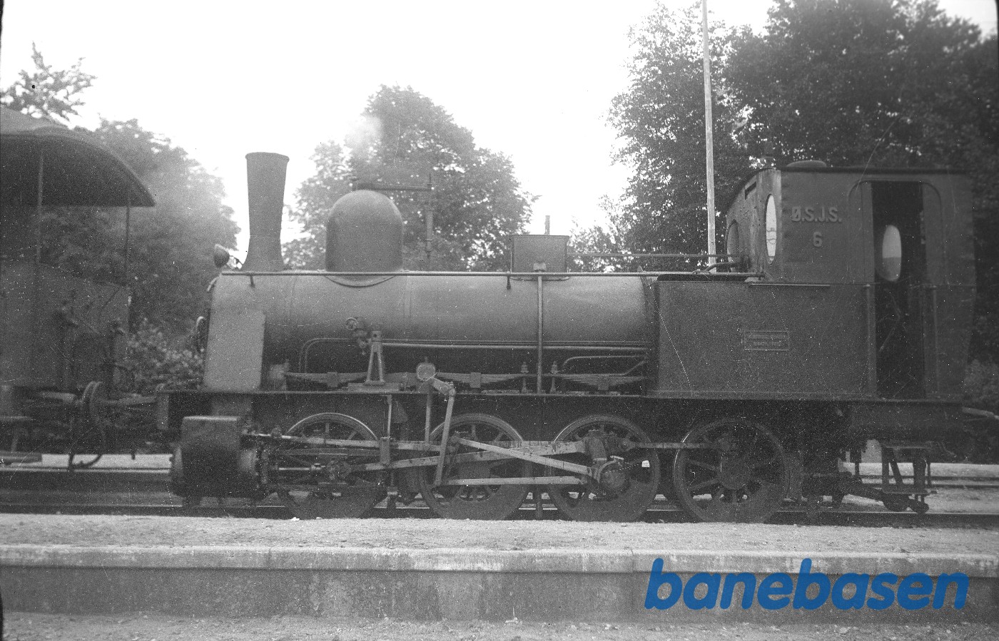 Damplokomotiv ØSJS nr. 6 med persontog i Haarlev Damplokomotiv ØSJS nr. 6 med persontog i Haarlev