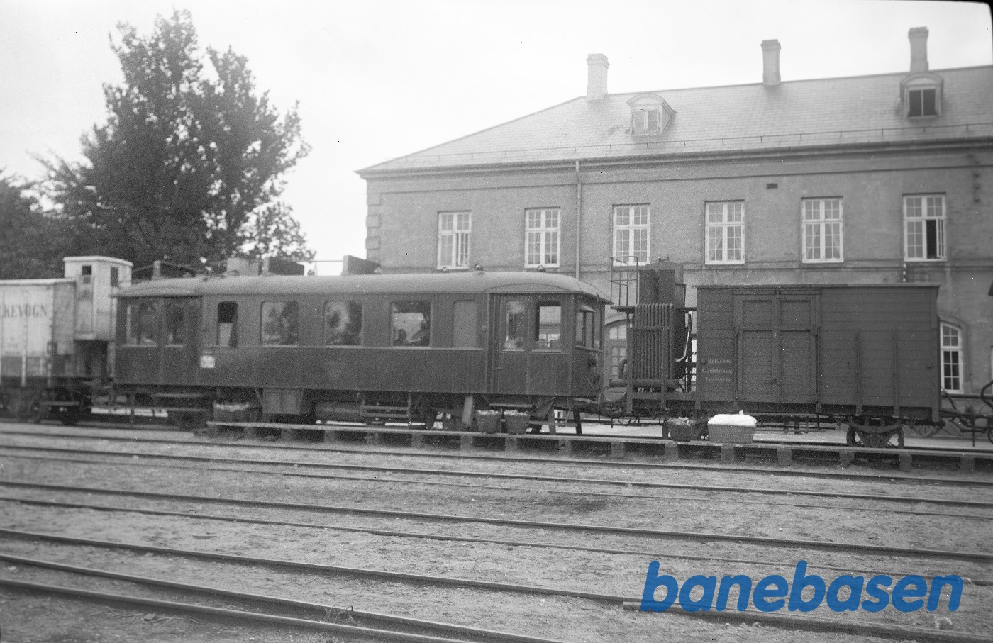 Motorvogn NPMB M7 + G 51 (generatorvogn) på Præstø station Motorvogn NPMB M7 + G 51 (generatorvogn) på Præstø station