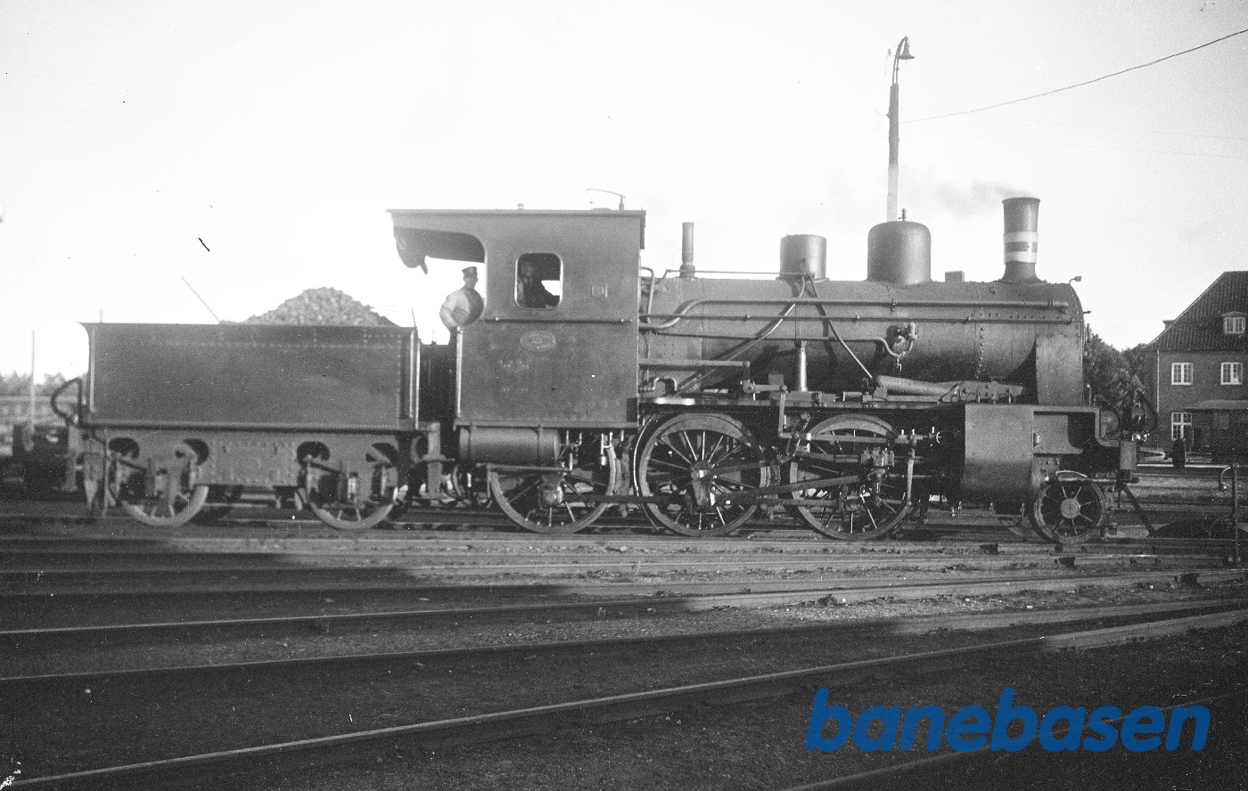 Damplokomotiv LJ 21 ved maskindepotet i Nakskov Damplokomotiv LJ 21 ved maskindepotet i Nakskov