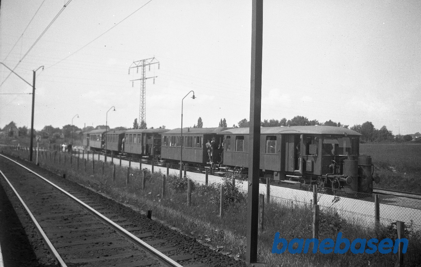 Motortog med flere motorvogne ved perron. Forreste motorvogn med gasgenerator Motortog med flere motorvogne ved perron. Forreste motorvogn med gasgenerator