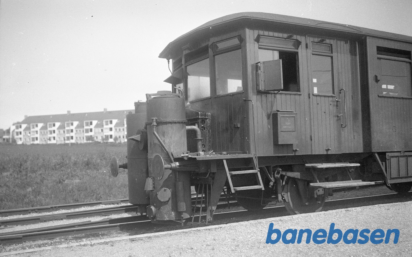 Front af motorvogn LNJ M 1 eller M 2 med gasgenerator og postkasse Front af motorvogn LNJ M 1 eller M 2 med gasgenerator og postkasse