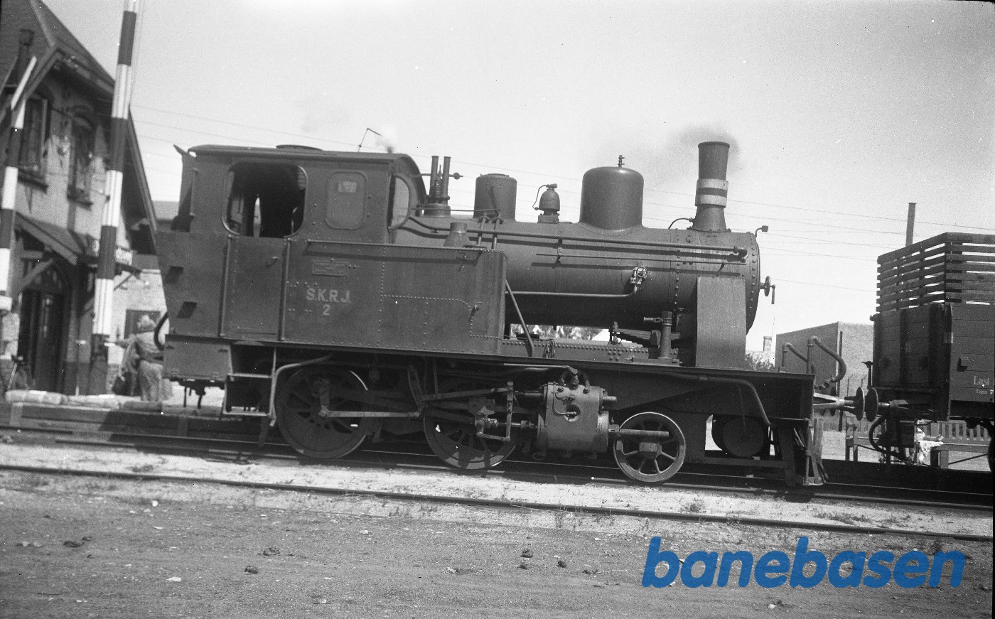 Damplokomotiv SKRJ 2 med godsvogn på Øresundsvej station. Damplokomotiv SKRJ 2 med godsvogn på Øresundsvej station.