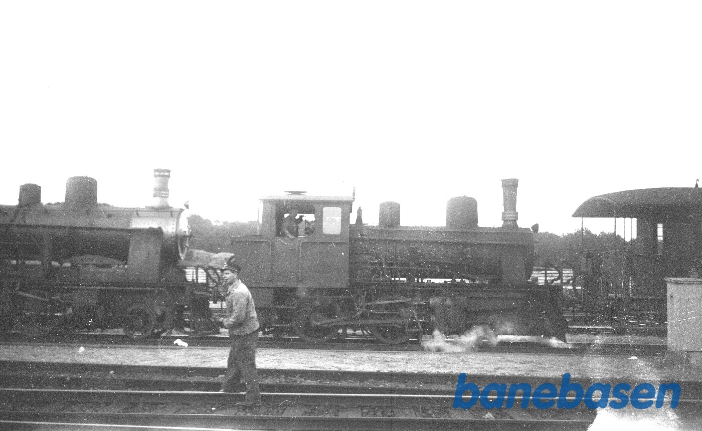 Damplokomotiv GDS 5 + 9 eller 10 med persontog på Hillerød Station Damplokomotiv GDS 5 + 9 eller 10 med persontog på Hillerød Station