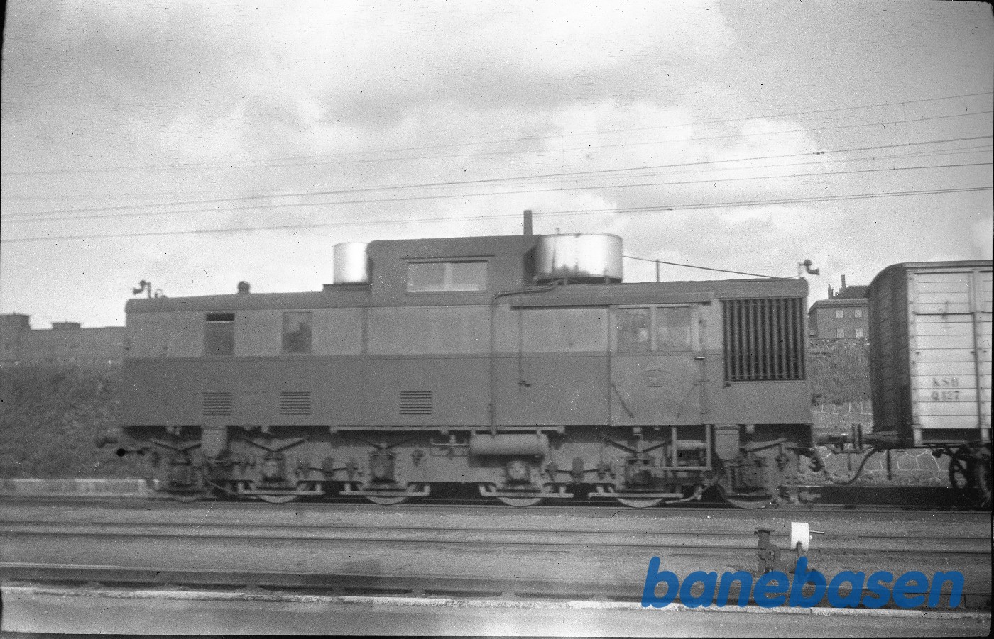 Diesellokomotiv KSB M 3 eller 4 med godsvogn på København L Diesellokomotiv KSB M 3 eller 4 med godsvogn på København L