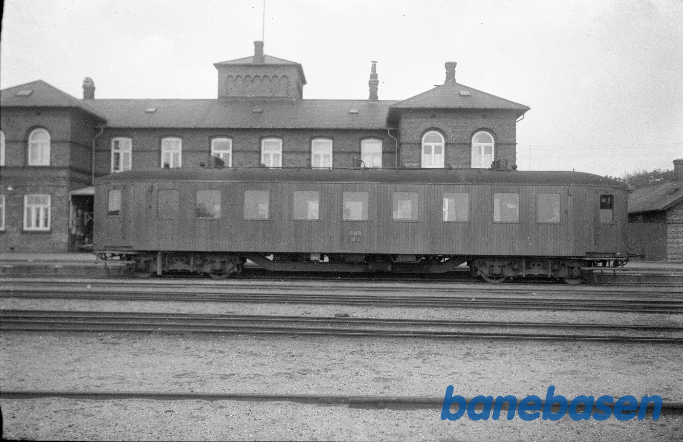 Motorvogn OMB M 1 holder på Bogense station Motorvogn OMB M 1 holder på Bogense station