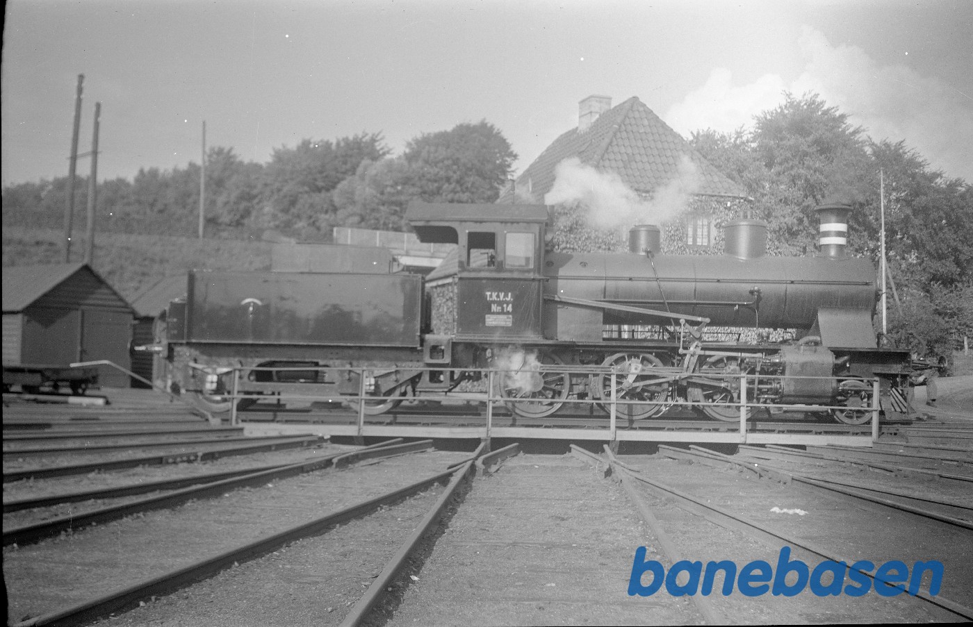 Damplokomotiv TKVJ 14 holder på drejeskiven i Kolding Damplokomotiv TKVJ 14 holder på drejeskiven i Kolding