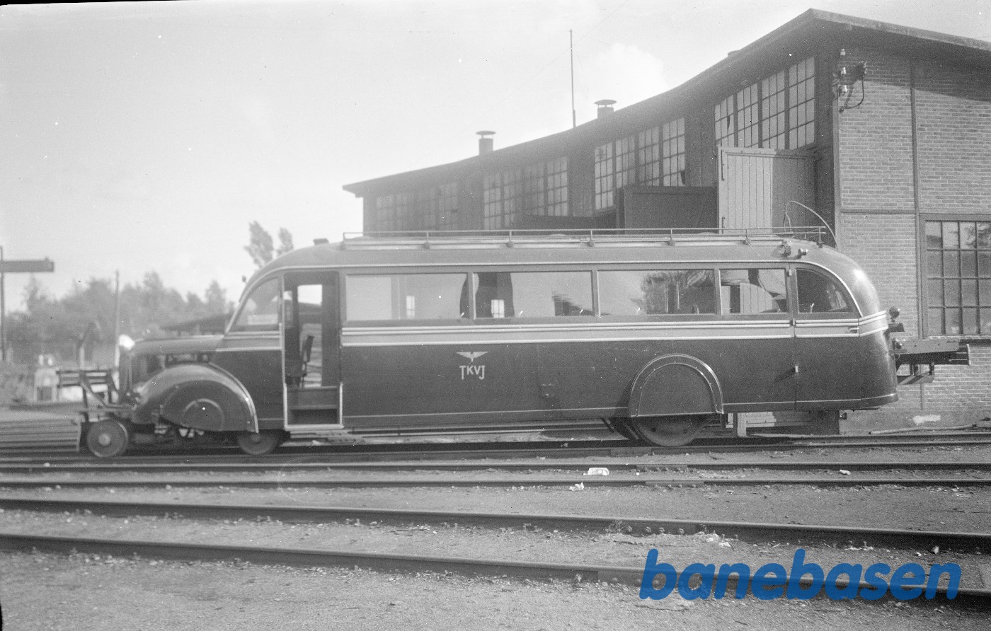 TKVJ M 6 ved remisen i Kolding. Som forsøg, havde man ombygget en rutebil med jernbanehjul TKVJ M 6 ved remisen i Kolding. Som forsøg, havde man ombygget en rutebil med jernbanehjul