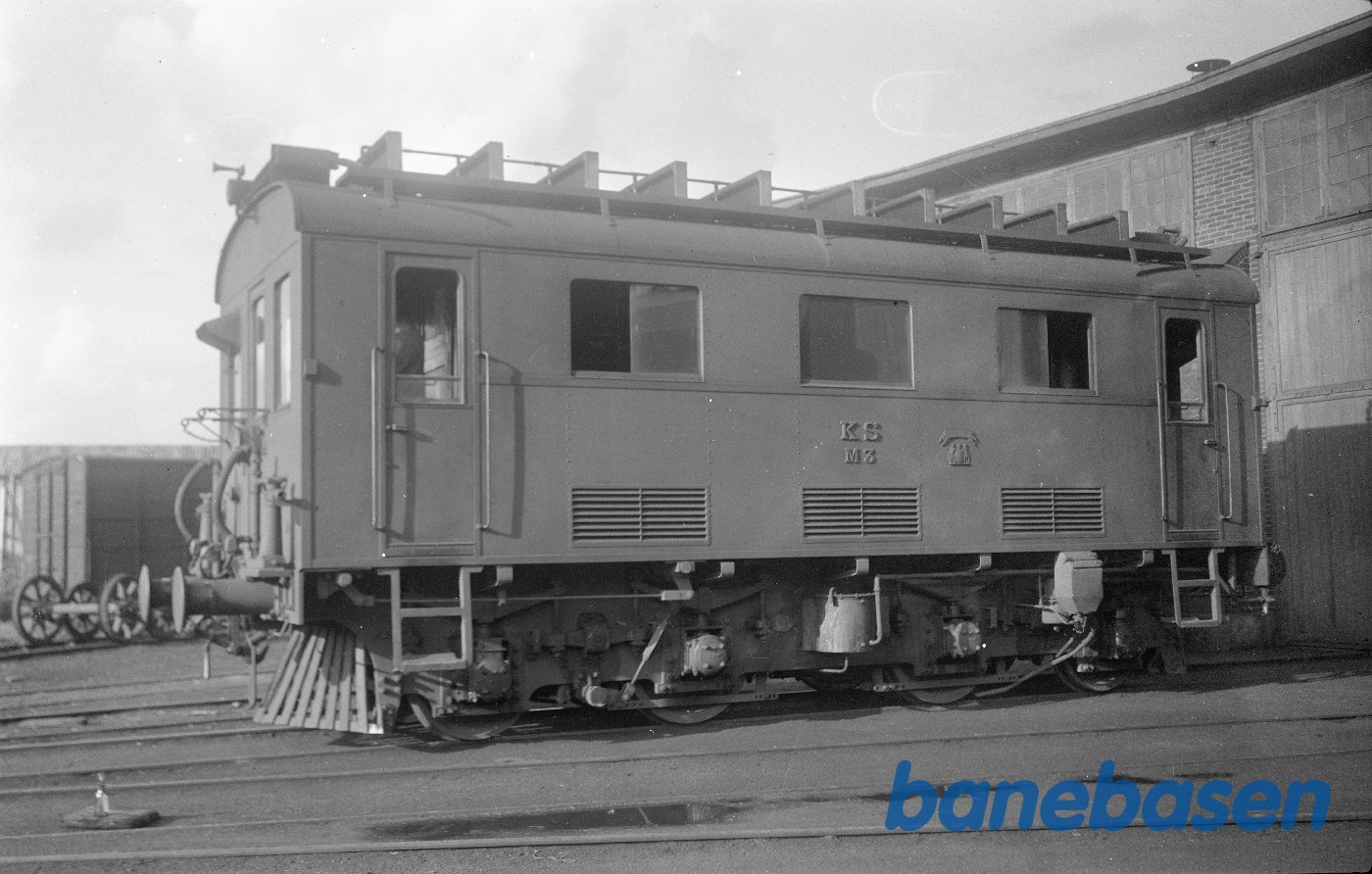 Diesellokomotiv KS M 3 ved TKVJ remisen i Kolding Diesellokomotiv KS M 3 ved TKVJ remisen i Kolding