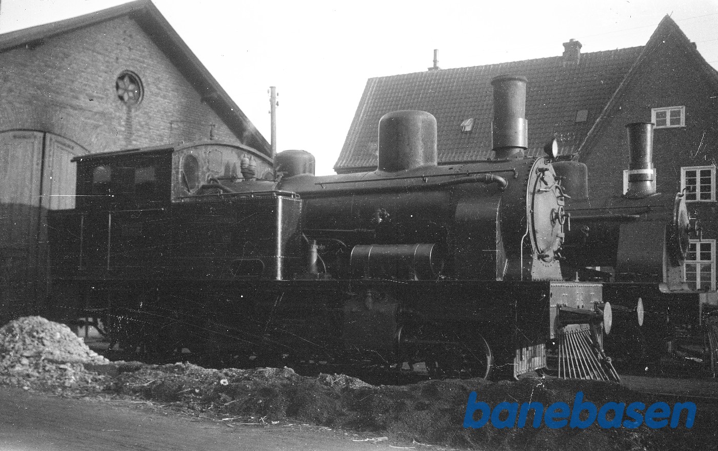 Damplokomotiv RHJ 3 ved maskindepotet Damplokomotiv RHJ 3 ved maskindepotet