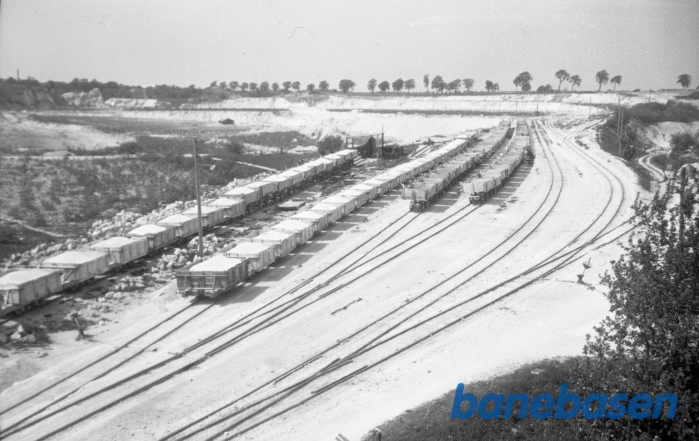 Fakse Kalkbrud med vognrækker Fakse Kalkbrud med vognrækker