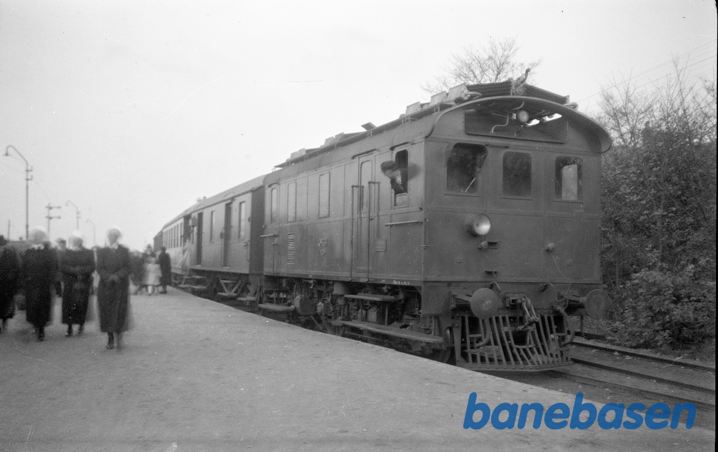 Diesellokomotiv OHJ nr. 20 ankommet med persontog Diesellokomotiv OHJ nr. 20 ankommet med persontog