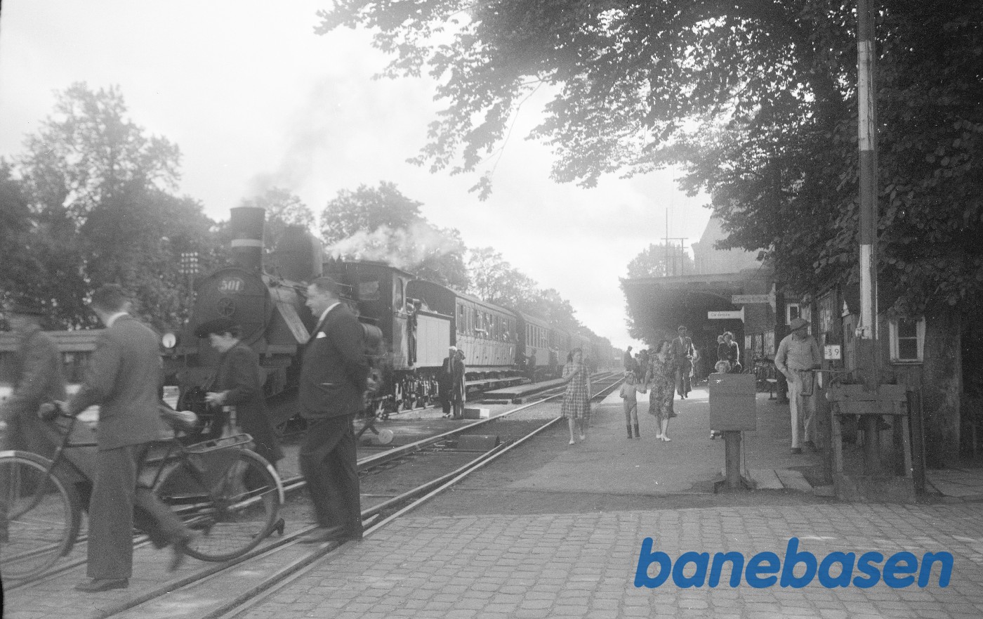 Damplokomotiv K 501 med persontog på Ribe station Damplokomotiv K 501 med persontog på Ribe station