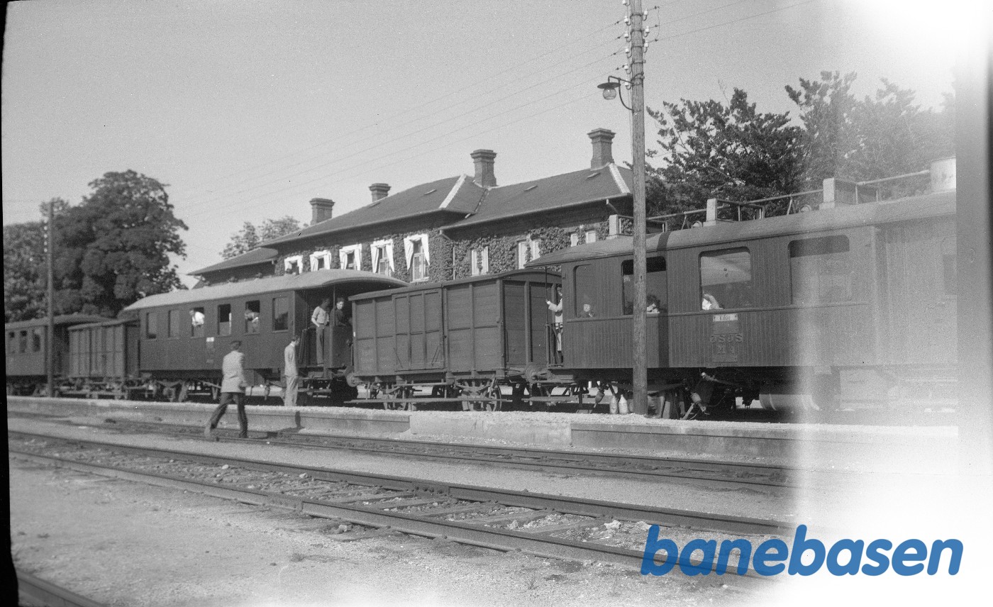 Motortog med 2 motorvogne ved perron i Haarlev. Forreste motorvogn er ØSJS M 4 Motortog med 2 motorvogne ved perron i Haarlev. Forreste motorvogn er ØSJS M 4