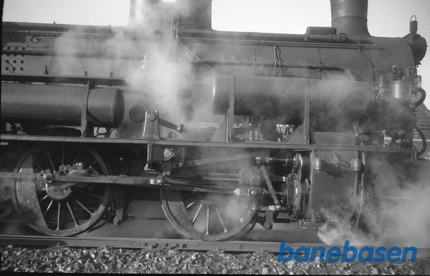 Damplokomotiv D 818, hjul og gangtøj i højre side Damplokomotiv D 818, hjul og gangtøj i højre side