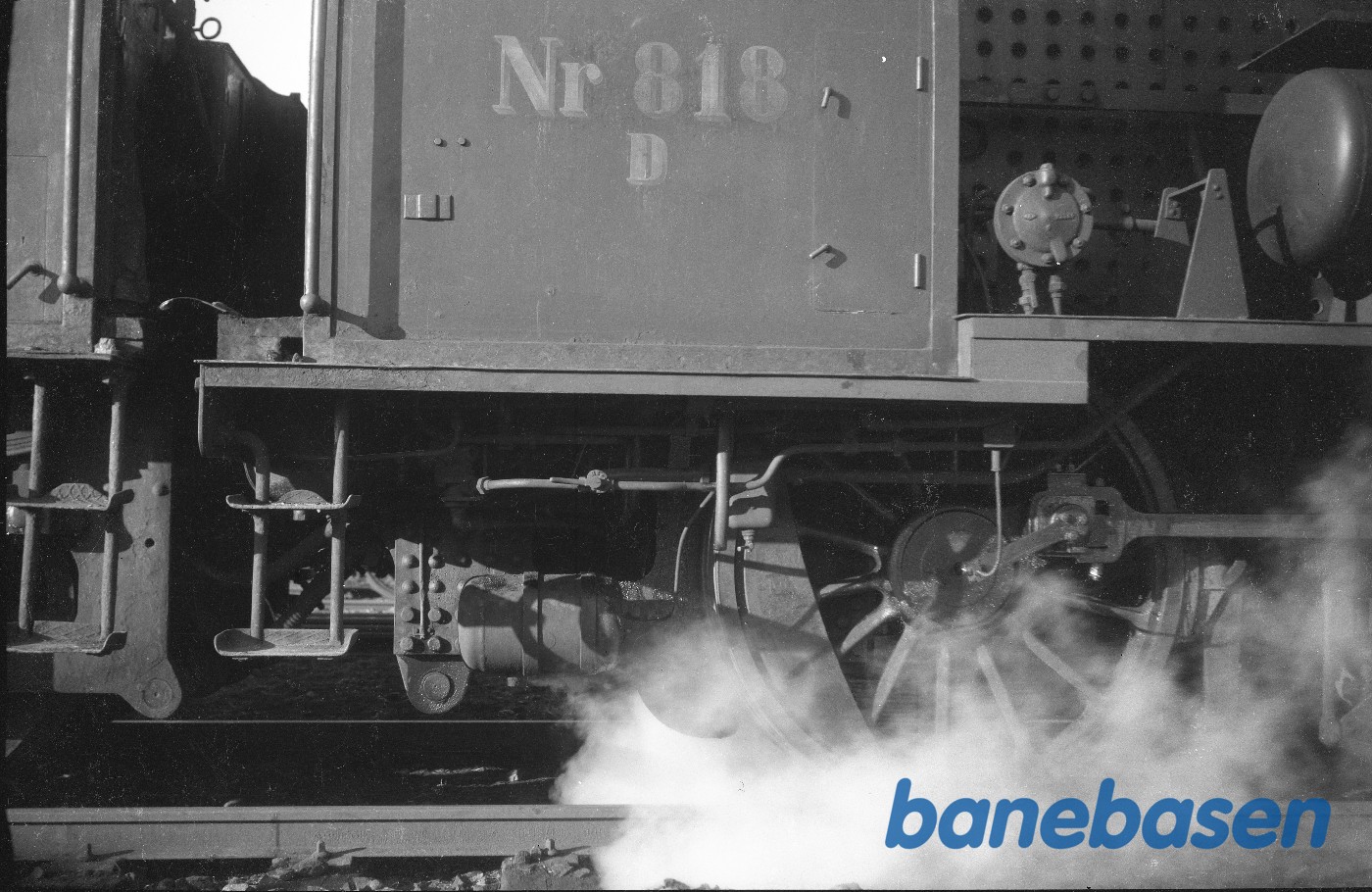 Damplokomotiv D 818. Detaljer af førerhus og hjul Damplokomotiv D 818. Detaljer af førerhus og hjul