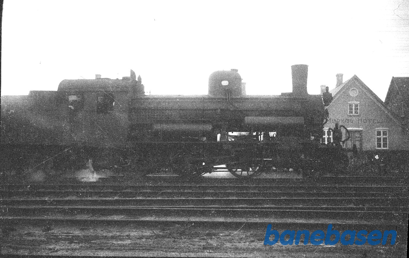 Damplokomotiv D 818 Højre side Damplokomotiv D 818 Højre side