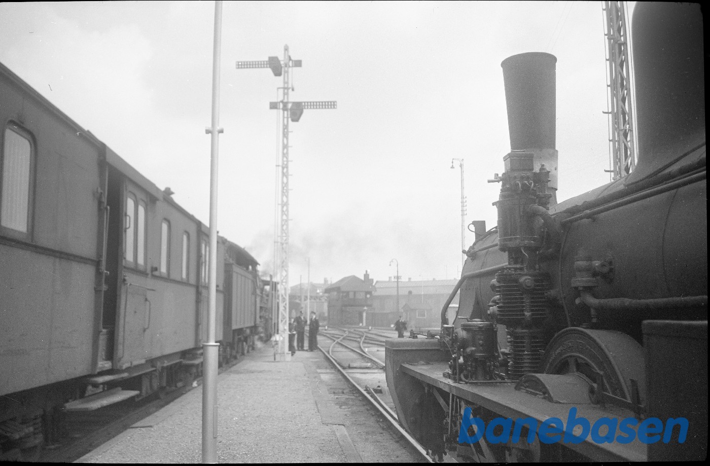 Damplokomotiv R 957 og G-maskine på Nyborg Færgehavn Damplokomotiv R 957 og G-maskine på Nyborg Færgehavn