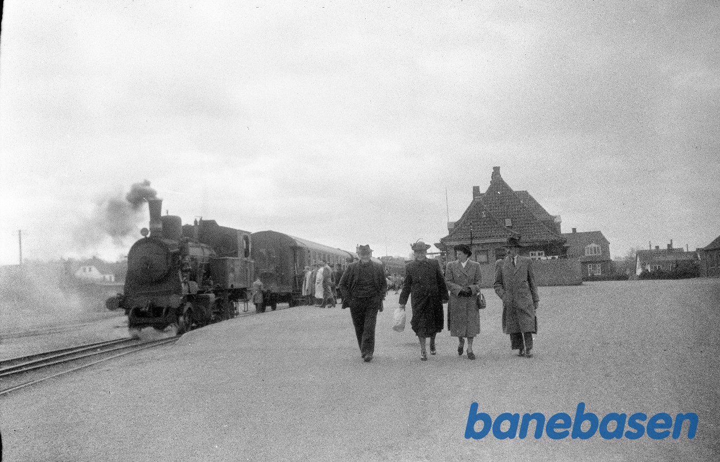 Damplokomotiv nr. 4 med persontog på Hundested station Damplokomotiv nr. 4 med persontog på Hundested station