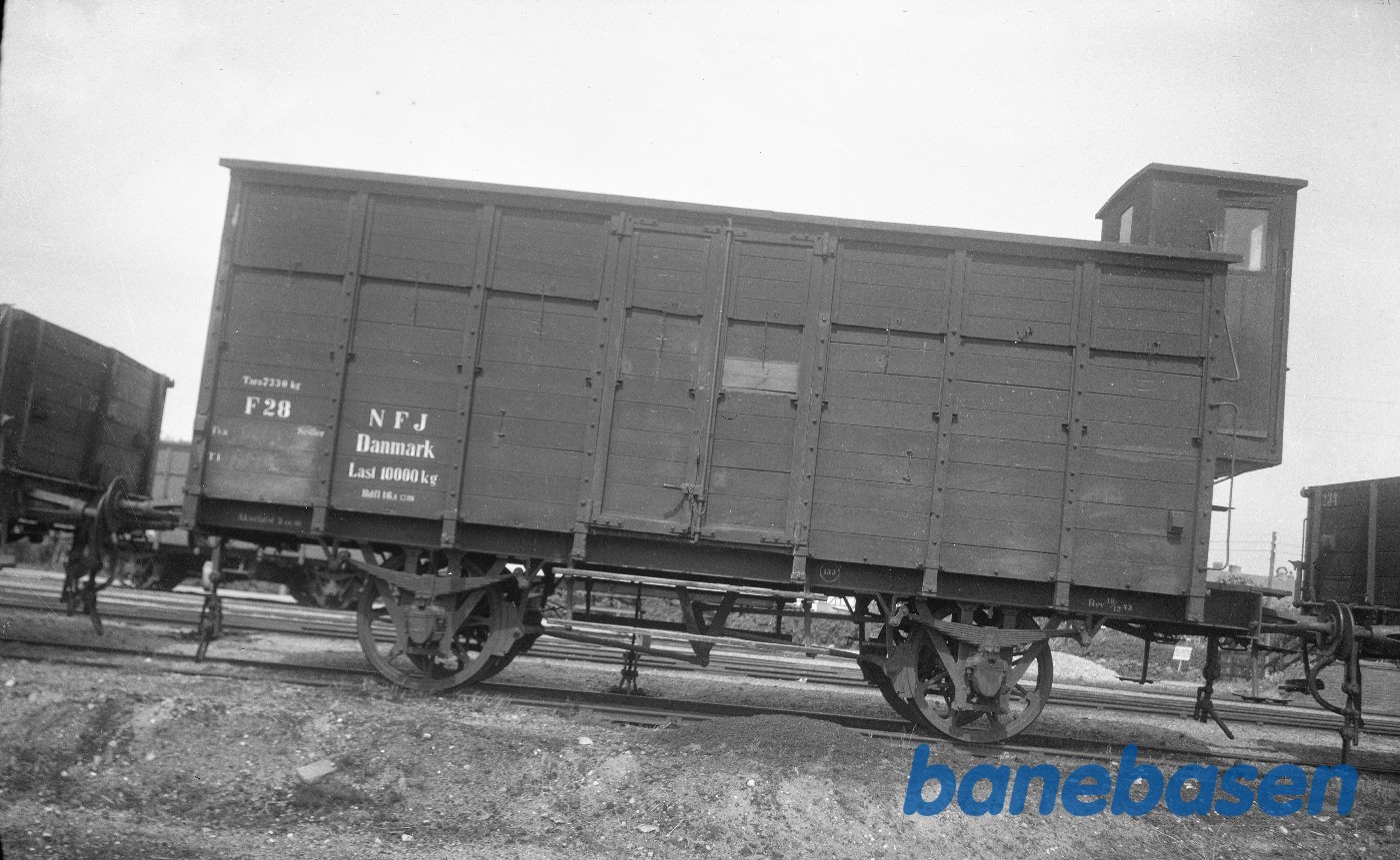Lukket godsvogn NFJ F 28 på Bogense station Lukket godsvogn NFJ F 28 på Bogense station