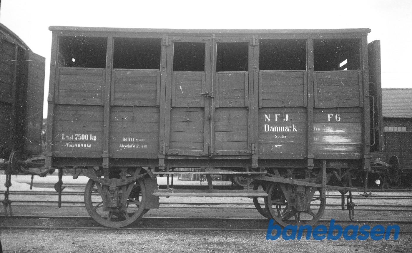 Lukket godsvogn NFJ F 6 på Bogense station Lukket godsvogn NFJ F 6 på Bogense station