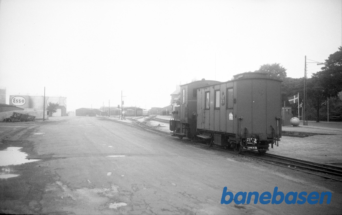 Motorlokomotiv DBJ ML 8 + postvogn 26 på Rønne H Motorlokomotiv DBJ ML 8 + postvogn 26 på Rønne H