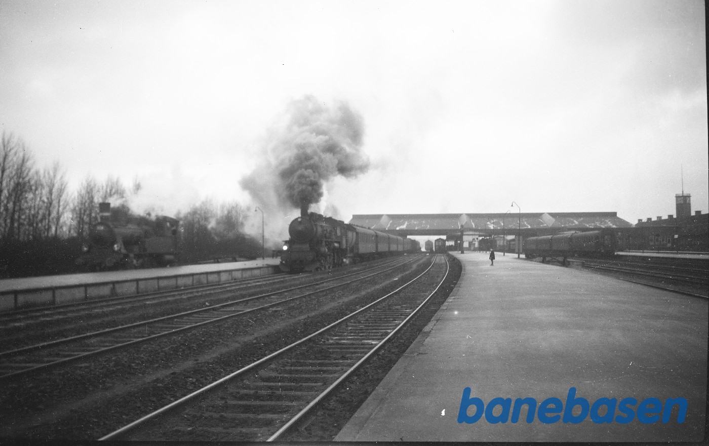 Fredericia station med flere tog ved perron Fredericia station med flere tog ved perron