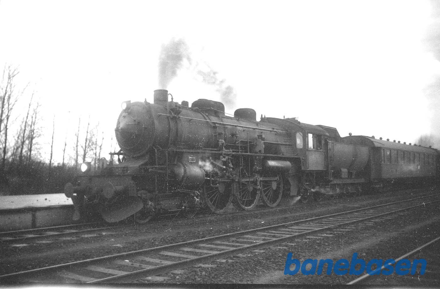 Damplokomotiv litra E med persontog på Fredericia station Damplokomotiv litra E med persontog på Fredericia station