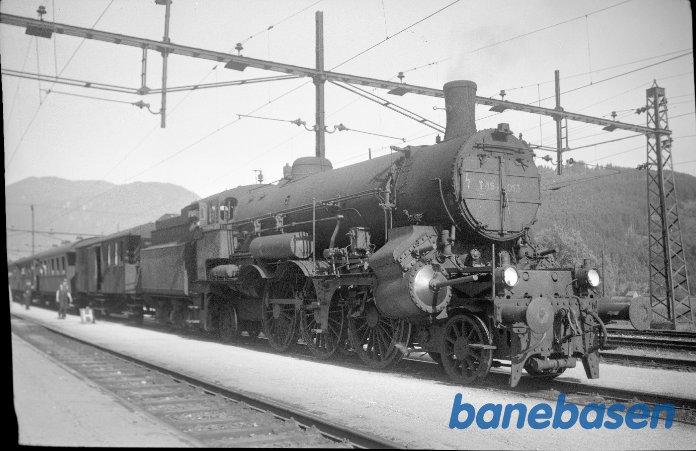 Damplokomotiv T15.013 med persontog Damplokomotiv T15.013 med persontog