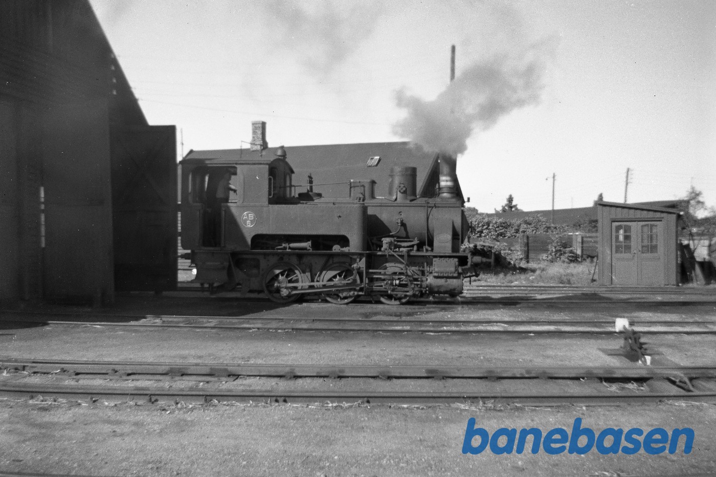 Damplokomotiv AB 6 foran remisen på Amagerbro station Damplokomotiv AB 6 foran remisen på Amagerbro station