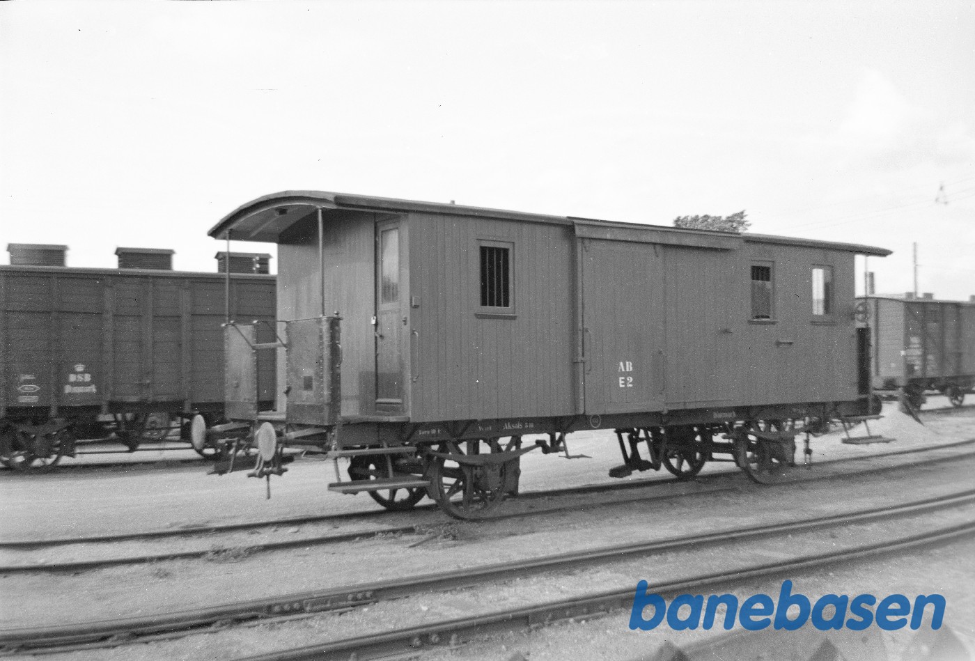 Rejsegodsvogn AB E 2 på Amagerbro station. Rejsegodsvogn AB E 2 på Amagerbro station.
