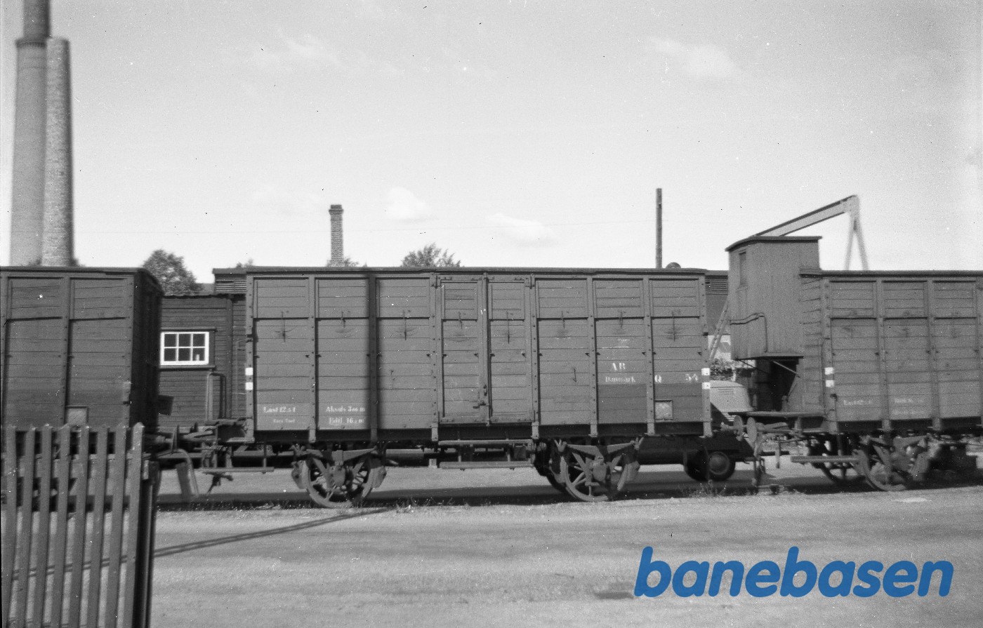 Lukket godsvogn Q 54 på Amagerbro station Lukket godsvogn Q 54 på Amagerbro station