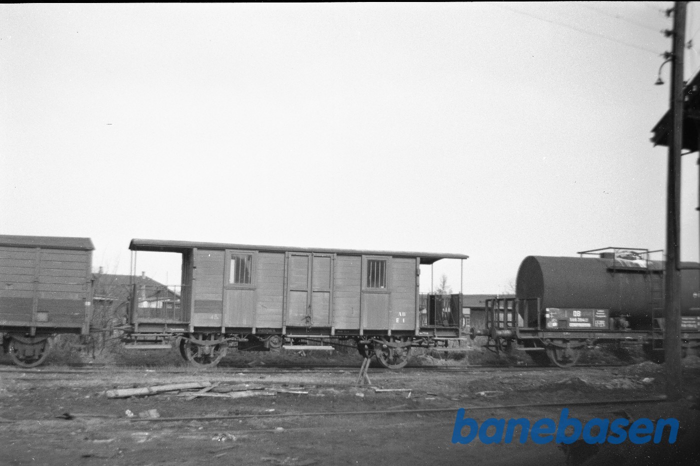 Rejsegodsvogn AB E 1 på Amagerbro station. Rejsegodsvogn AB E 1 på Amagerbro station.