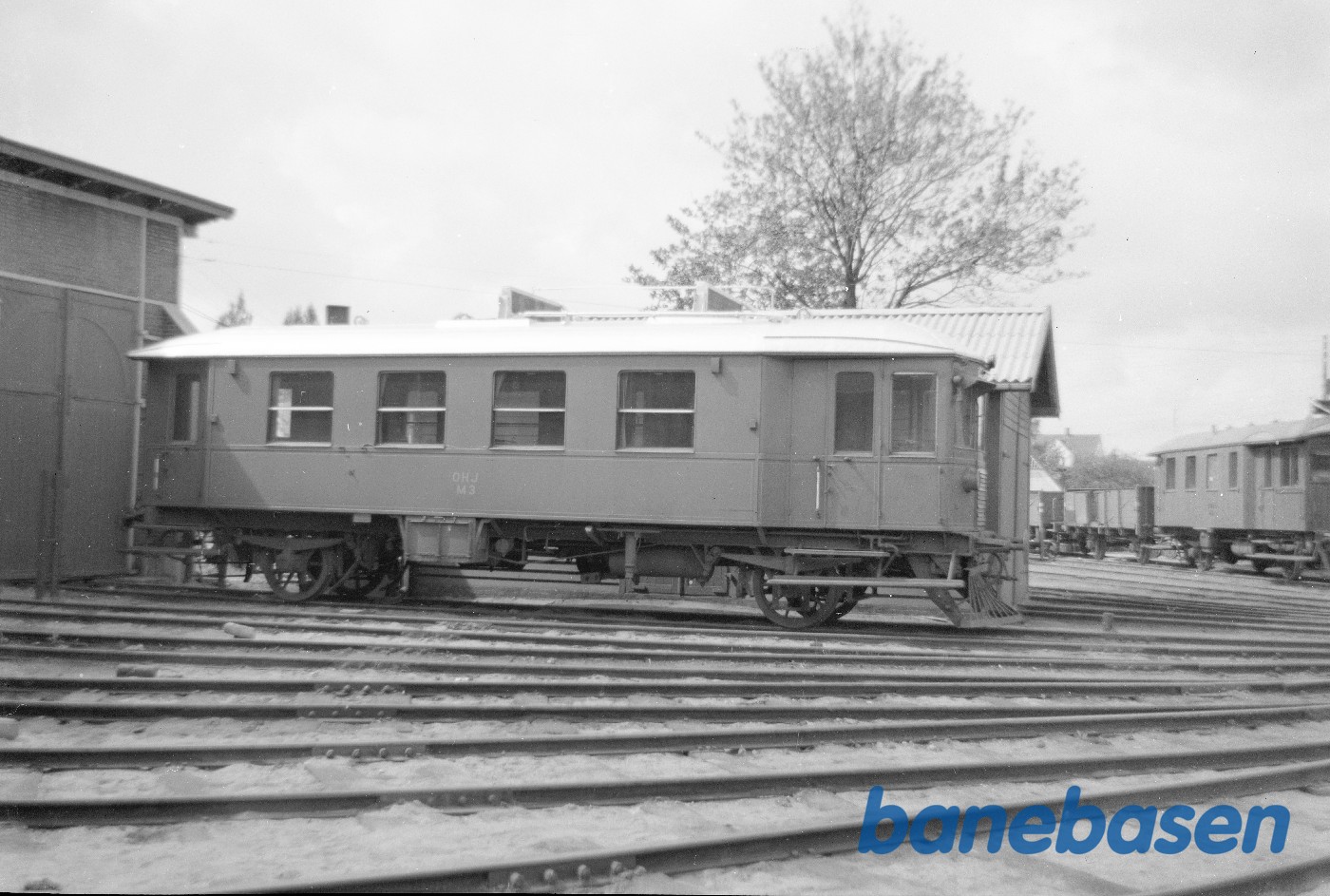 Motorlokomotiv OHJ M 3 foran remisen i Holbæk Motorlokomotiv OHJ M 3 foran remisen i Holbæk